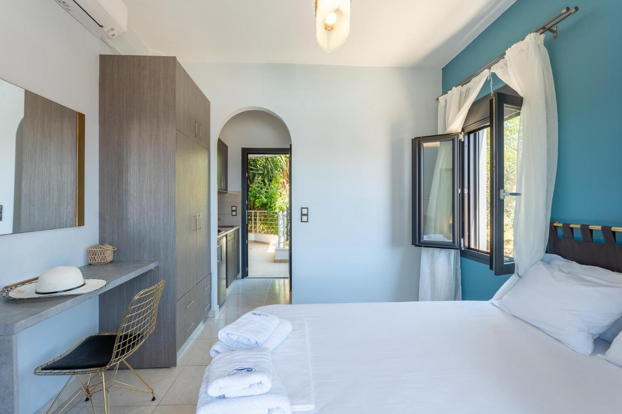 Blue Waves Luxury Suites By The Sea Plomari Exterior foto